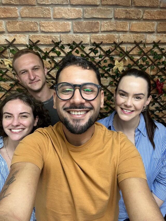 Sexta-feira por aqui tem outro clima ☕✨

A gente deixa a formalidade um pouco de lado, vem com um dresscode mais leve e aproveita pra estar junto na sala de recrutamento.

Tem café, conversa boa e aquele espírito de equipe que faz toda a diferença! 💬👕 

#SextaLeve #EquipeAPriori #CulturaColaborativa