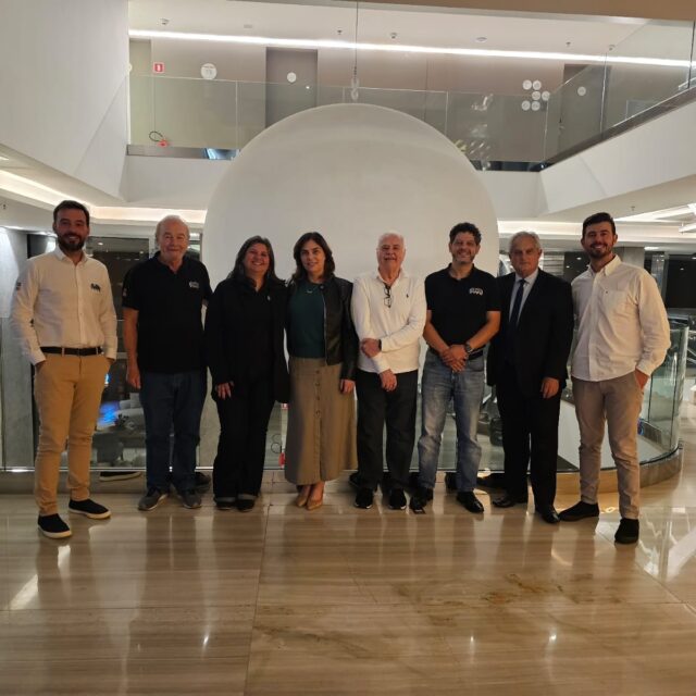 A Apriori RH, representada por @marciabaldann e pelo consultor @paulorschubert , participaram de uma importante reunião do Conselho Executivo da Engetintas, na qual foram apresentados os resultados da consultoria estratégica em Recursos Humanos.

Compartilhamos os avanços conquistados, alinhamos os próximos passos e reforçamos o compromisso com uma gestão de pessoas cada vez mais estratégica e alinhada aos objetivos da organização.

Parabéns à equipe da Engetintas pelo engajamento e pela confiança no nosso trabalho!

Seguimos apoiando organizações que desejam fortalecer sua cultura, aprimorar seus processos e potencializar seus resultados por meio de uma gestão estratégica de pessoas.

👉 Se a sua empresa também busca transformar sua gestão de RH e alcançar novos patamares de desempenho, fale com a gente!

#gestaoderh #consultoria #planejamentoestratégico