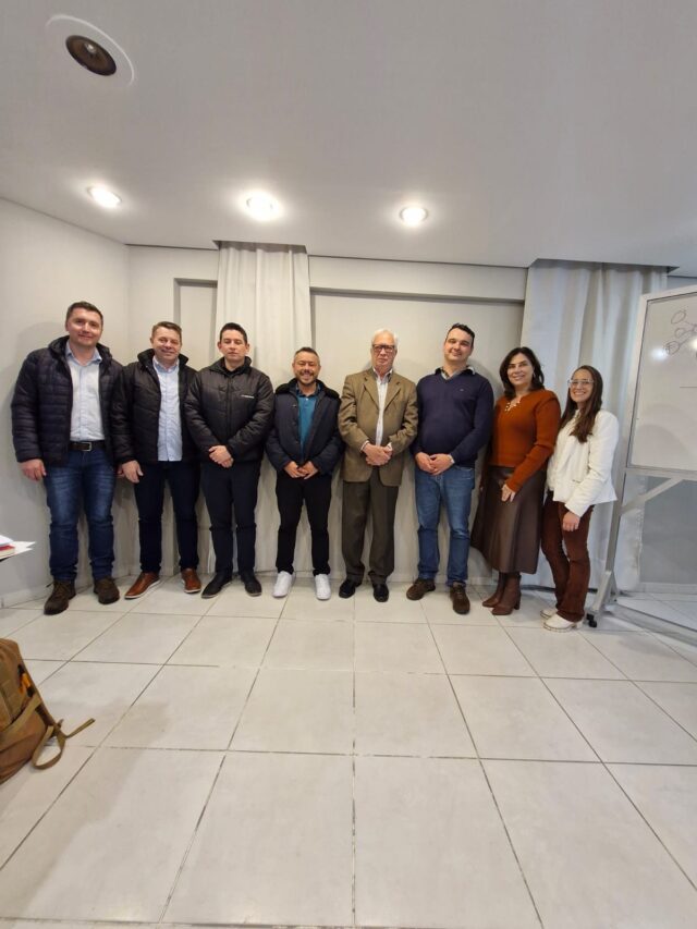 Liderança que inspira e gera resultados!
 
Hoje foi o terceiro módulo do Programa de Geração de Liderança da Topigs Norsvin, uma iniciativa que reforça o compromisso da empresa com o desenvolvimento de suas lideranças. 

O tema do encontro foi “Liderança e Gestão de Pessoas”, conduzido com maestria pelo nosso parceiro e consultor @rossettovalmor 
 
Foi um dia de reflexões profundas, troca de experiências e prática de ferramentas essenciais para fortalecer o papel dos líderes como facilitadores do crescimento dos seus times.
 
Programas como esse mostram que investir em pessoas é o caminho mais sólido para construir empresas mais humanas, estratégicas e preparadas para o futuro.
 
Se a sua empresa também busca desenvolver lideranças com mais consciência, engajamento e visão estratégica, fale com a gente. 

Na Apriori, construímos soluções sob medida para transformar potencial em performance!
 

LINK NA BIO!

#consultoria #estratégia