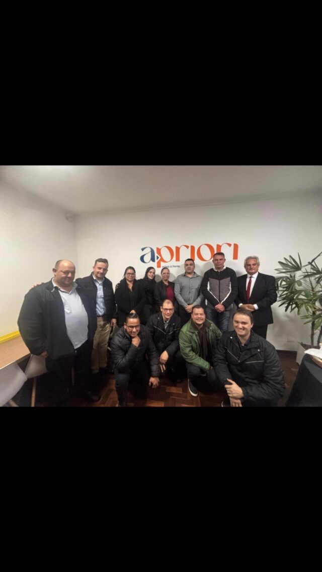 🌟 Ontem tivemos mais um momento especial de aprendizado!

Realizamos um módulo do nosso treinamento “A Arte de Liderar”, conduzido pelo nosso consultor de serviços, @paulorschubert .

Foi um encontro rico em trocas, reflexões e, principalmente, práticas para fortalecer as habilidades de liderança das equipes. Porque liderar vai muito além de gerenciar tarefas — é inspirar, desenvolver e criar um ambiente onde as pessoas possam crescer e contribuir com o seu melhor.

👉 Aqui na A Priori acreditamos que cada equipe tem seus próprios desafios e necessidades. Por isso, desenvolvemos treinamentos personalizados, pensados para atender a realidade de cada cliente.

Investir no desenvolvimento das pessoas não é apenas um diferencial competitivo — é um compromisso com o futuro da organização. 🚀

Se você também quer preparar sua equipe para os desafios do presente e do futuro, conte com a gente!

#Liderança #DesenvolvimentoDePessoas #TreinamentoPersonalizado #GestãoDeEquipes #Carreira #RH #Consultoria #AAprioriRH